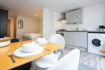 1 bedroom Flat To Let - Photo 2