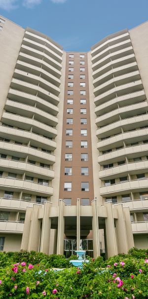 Spacious 2 Bedroom in Great Location - Photo 1
