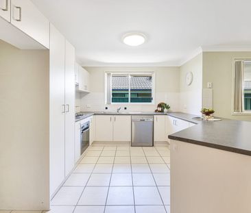 Comfortable Four Bedroom Home in Eastbrook Links - Photo 4