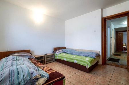 Inchiriez etaj de vila cu 7 camere, zona KM 5 - Fotografie 3