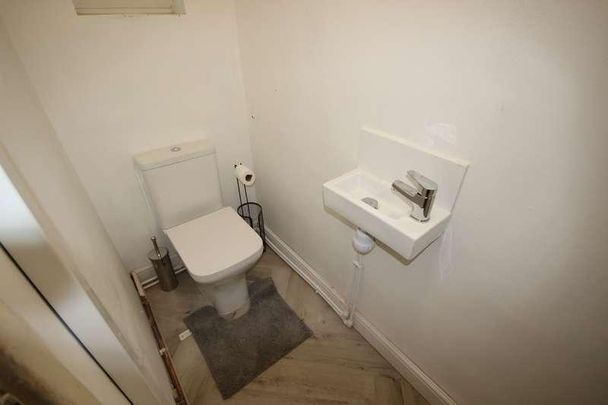 Calais Road (room), Staffordshire, Burton Upon Trent, DE13 - Photo 1