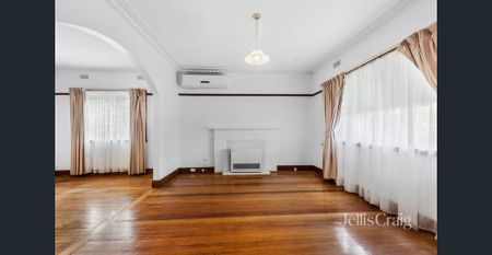 Period Character and convenience....Superb family home 3 bedrooms, 2 bathrooms - Photo 5