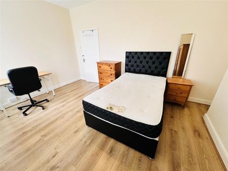 4 bedroom terraced house to rent - Photo 5