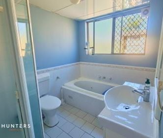 Spacious Two Bedroom Unit - Walk to Pendle Hill Train Station - Photo 3