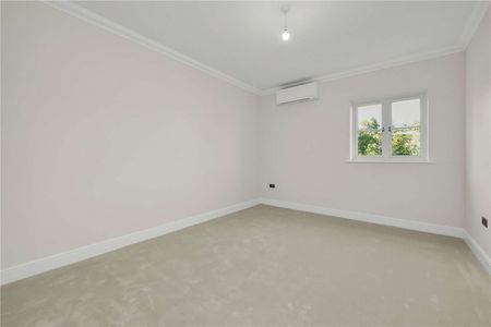 A traditional three bedroom mews-style home set around a stunning landscaped courtyard - Photo 2