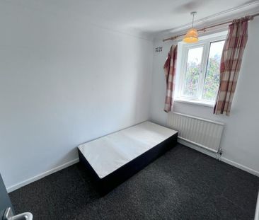 4 bedroom semi-detached house to rent - Photo 3