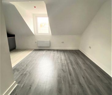 £775 PCM, One Bedroom Second Floor Flat in High Street, Barry, Vale... - Photo 3