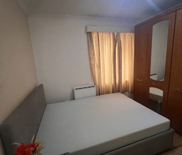 Room in a Shared Flat, Long Bridge Road, IG11 - Photo 3