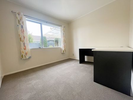 Sunny 3 bedroom 2 bathroom family home close to Meadowlands Shopping Centre - Photo 2