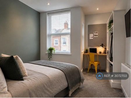 6 bedroom terraced house to rent - Photo 3