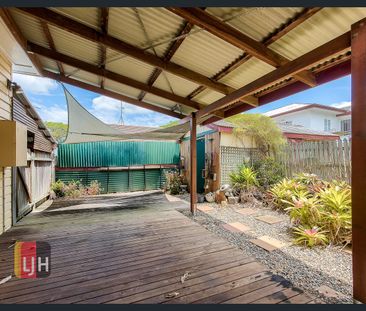 4 BEDROOM HOME IN MITCHELTON WITH AIR CONDITIONING - Photo 1