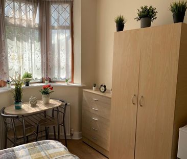 Room in a Shared House, Princes Avenue, N13 - Photo 1