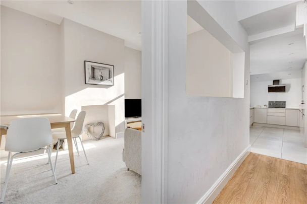 3 bedroom house in London - Photo 1