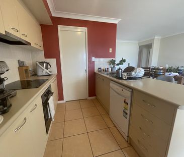 LARGE FAMILY HOME WITH POOL IN GREAT CONDITION - Photo 2