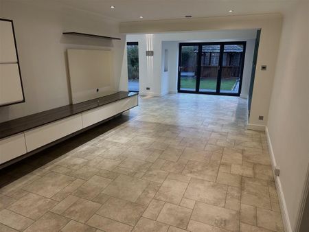 5 bedroom detached house to rent - Photo 2