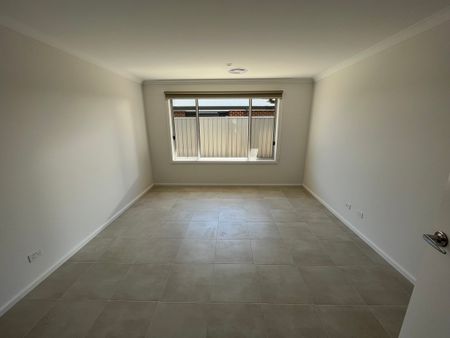 BRAND NEW 4 BEDROOM HOME WITH GARDENER - Photo 2