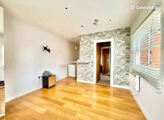 Room To Let - Photo 1