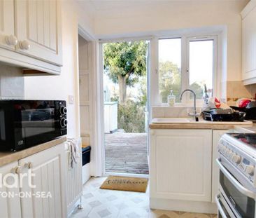 2 bedroom end of terrace house to rent - Photo 4