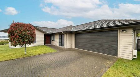 Family Living with Lake Views in Nukuhau - Photo 3