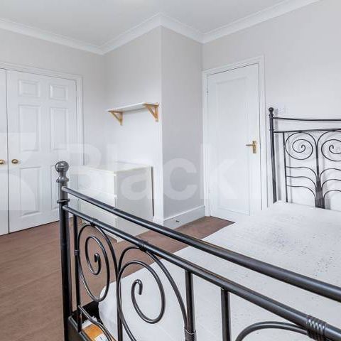 Split level 2 bed with modern kitchen mins to tube and park - Photo 1