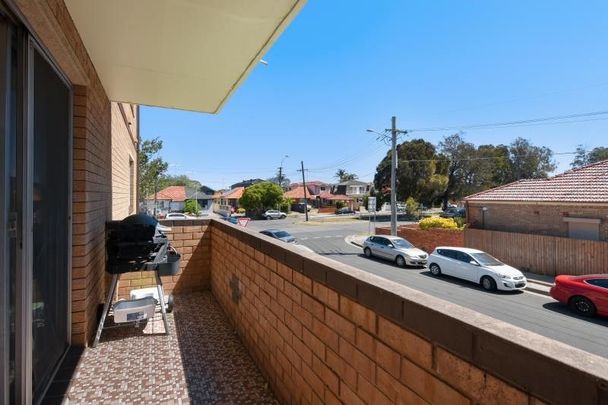 SPACIOUS TWO BEDROOM UNIT WITH LOCK UP GARAGE! - Photo 1