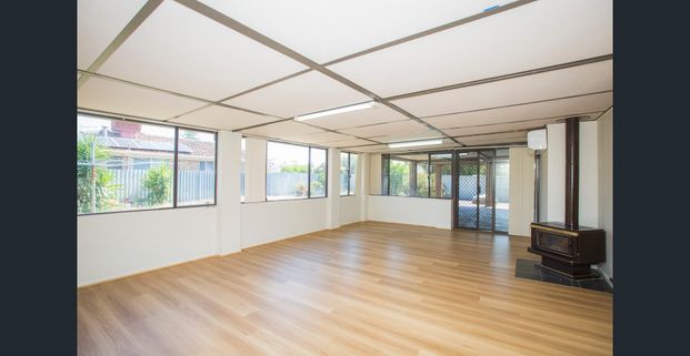 Move-In Ready Family Home! - Photo 1