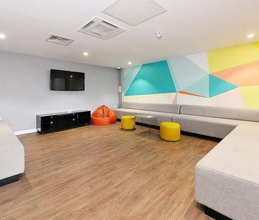 1 bedroom in a flat share to rent - Photo 3