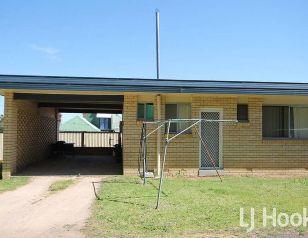 Tidy Brick Unit, Close to Corner Store - Photo 1