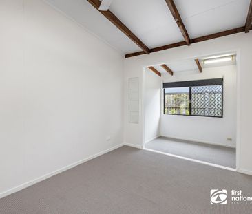 LOCATION! LOCATION ! FAMILY HOME NEAR THE BAY IN BEAUTIFUL VICTORIA... - Photo 3