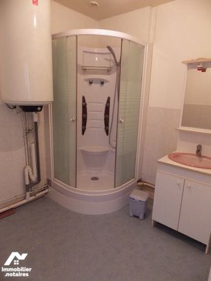 Appartement composé d'une entrée, séjour, cuisine meublée et équipée, 2 pièces, salle d'eau, wc. - Photo 1