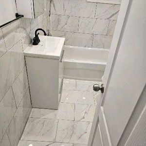 SUPERBE 6 1/2 TOUT RÉNOVÉ AVEC COUR PRIVÉE - Photo 2