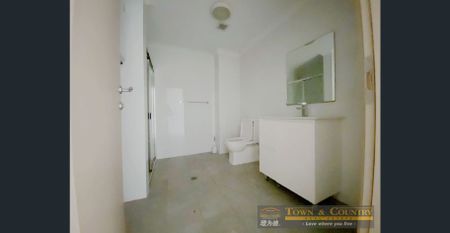 large 1 bedroom split level apartment - Photo 3