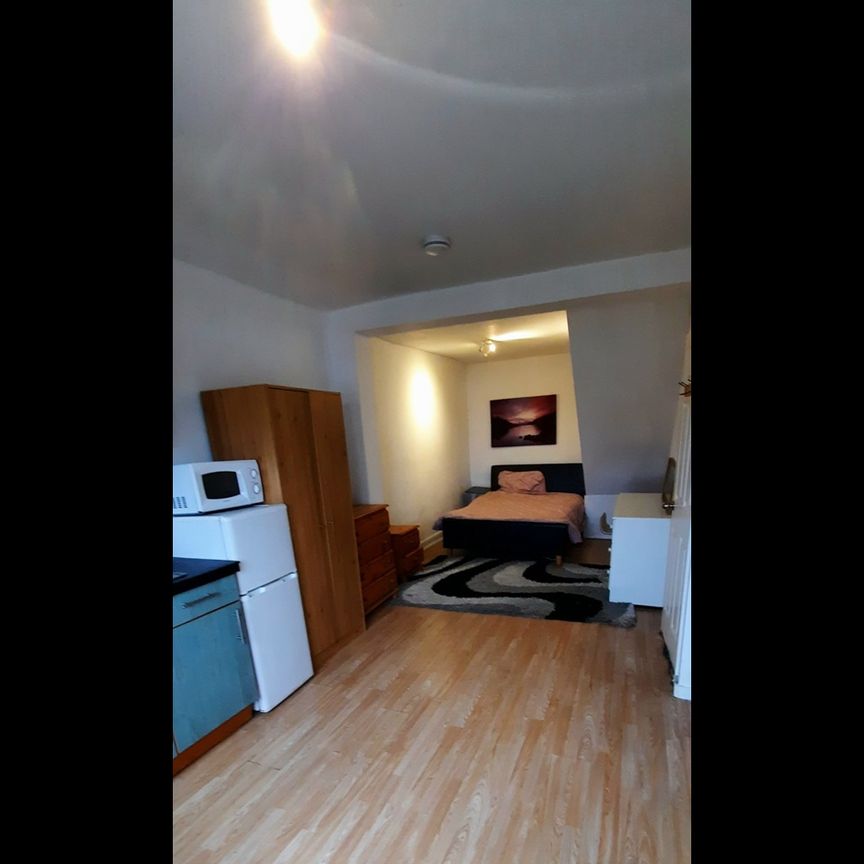 Studio Flat, The Ridgeway, NW9 - Photo 1