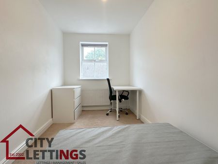 4 Bedroom End Terraced House - Photo 4