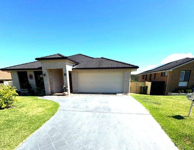Spacious Furnished Four Bedroom Two Bathroom Home - Photo 1