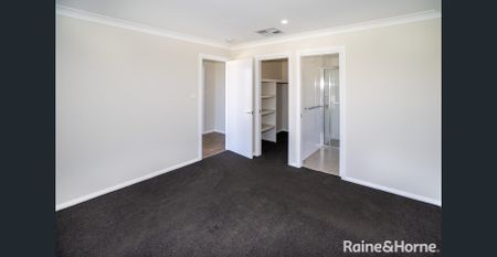 MODERN PROEPRTY IN STUNNING SUBURB - Photo 3