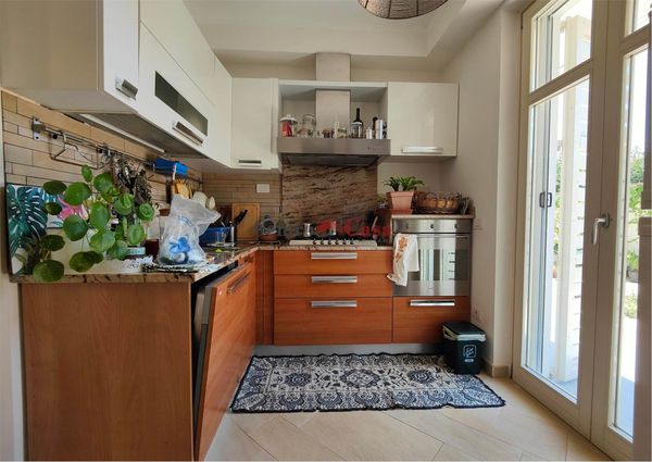 Camera in appartamento in condivisione, solo affitti transitori