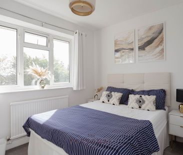 Willis Close, Epsom - Photo 5