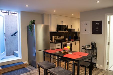 For Lease - 370 Chambers Crescent, Newmarket, Ontario - Photo 3