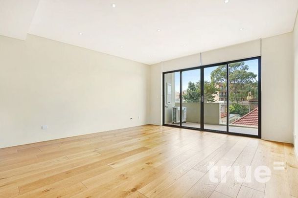 LIGHT-FILLED APARTMENT LOCATED IN THE HEART OF PETERSHAM - Photo 1