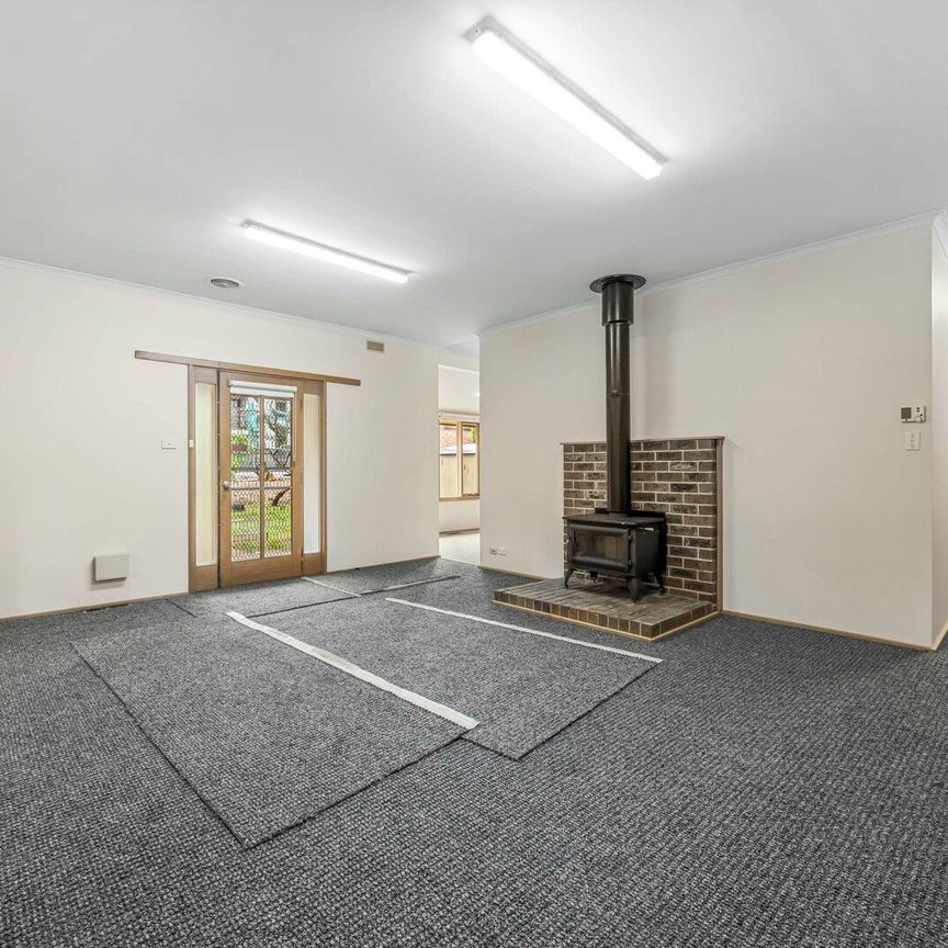 FIVE BEDROOM HOUSE IN GREAT CENTRAL LOCATION - Photo 1