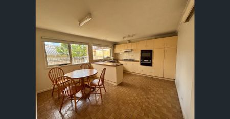 Spacious Two-Bedroom Home in Sought-After East Doncaster Secondary College Zone - Photo 3