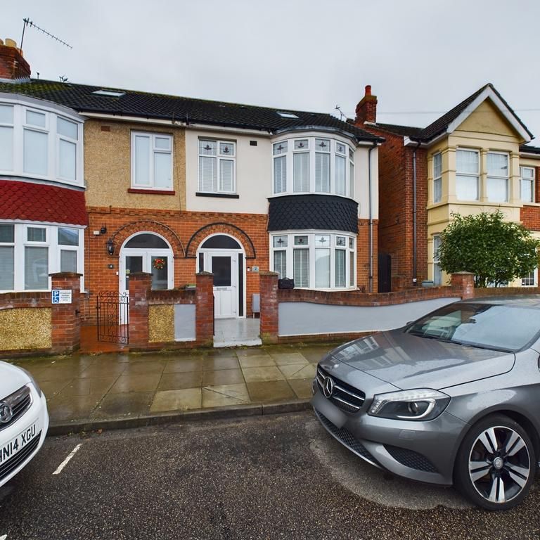 4 bedroom end of terrace house to rent - Photo 1