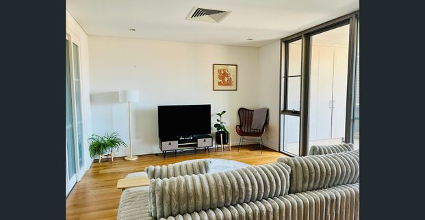 Stylishly Appointed - Fully Equipped One-Bedroom Apartment in the Heart of Claremont - Photo 1