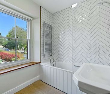 Charming three bed terraced house located on the edge of the vibran... - Photo 6