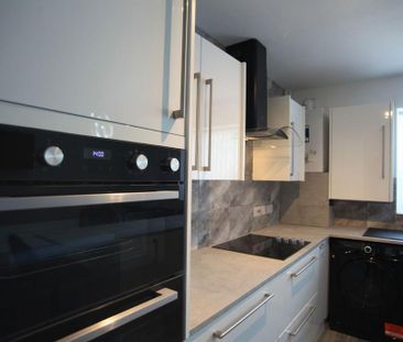 5 bedroom end of terrace house to rent - Photo 2