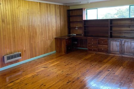SPACIOUS AND SECURE FAMILY HOME IN CONVENIENT LOCATION! - Photo 5