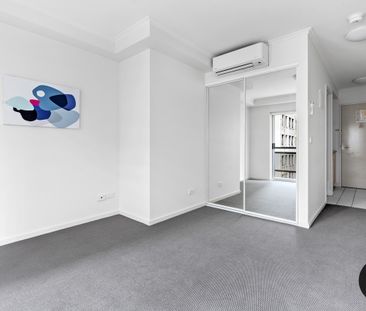 Prime City Living: Sun-Filled Apartment with Unmatched Convenience - Photo 4