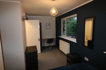 1 bedroom in a house share to rent - Photo 2
