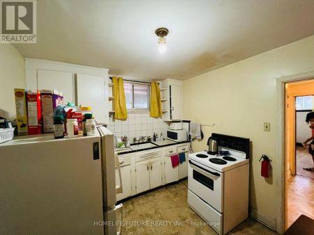 983 AVENUE ROAD - Photo 3